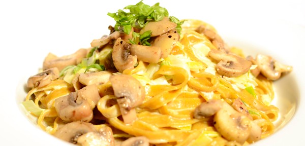 Eenvoudige en snelle curry pasta met prei en champignons