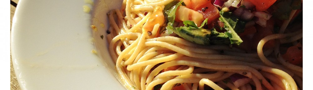 Spagetti met rucolla, tomaat, basilicum en ui